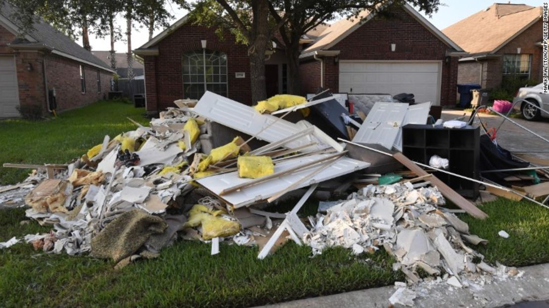 Algunos escombros permanecen sobre una acera del vecindario Twin Oaks Estate de Houston. La imagen fue tomada este jueves.