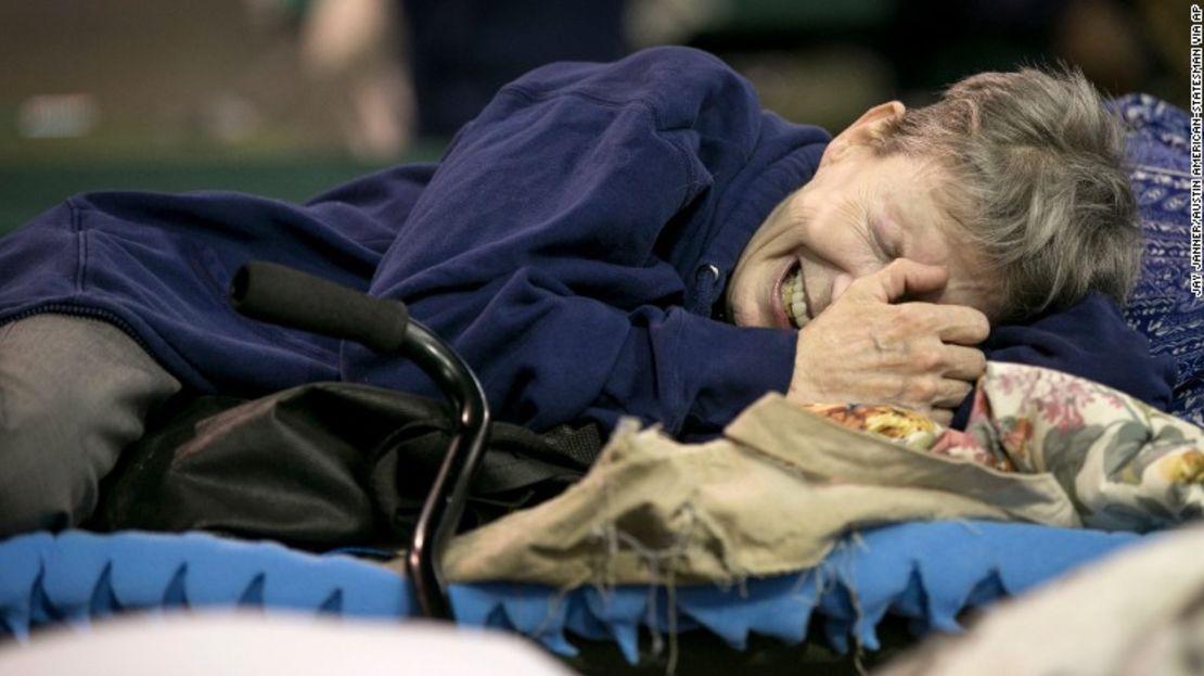 Janice Forse llora en un refugio de Beaumont, Texas, después de que su casa se inundara.