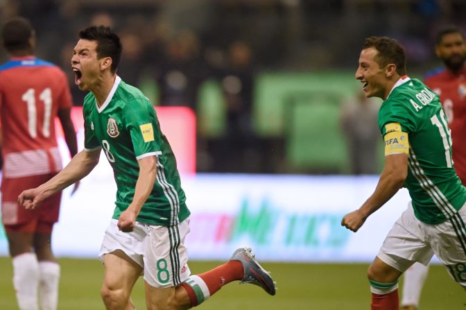 Hirving Lozano celebra tras anotar el gol de México contra Panamá.