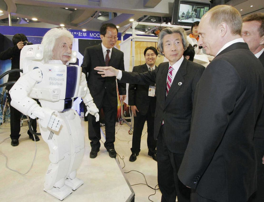 El presidente de Rusia, Vladimir Putin, observa un robot durante una visita a Japón el 18 de noviembre de 2005.