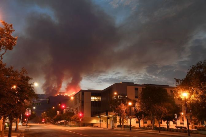 Más de 5.000 acres (2.000 hectáreas) de terreno han ardido por un intenso incendio forestal en la zona de La Tuna, cerca de Burbank, California.