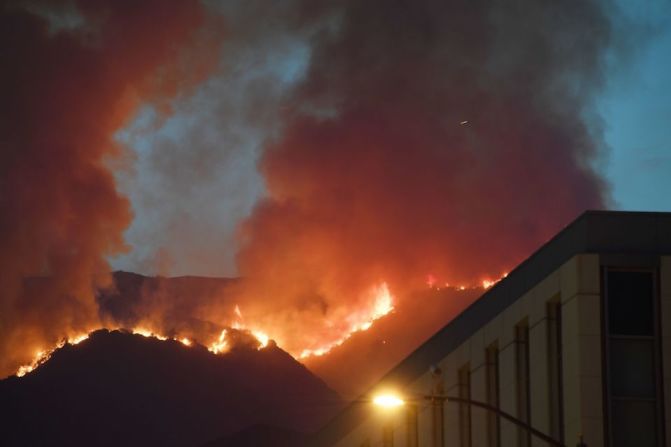 El incendio ha obligado a la gente a dejar sus hogares, cerrado una carretera interestatal y provocado grandes columnas de humo, dijo el Departamento de Bomberos de Los Ángeles.