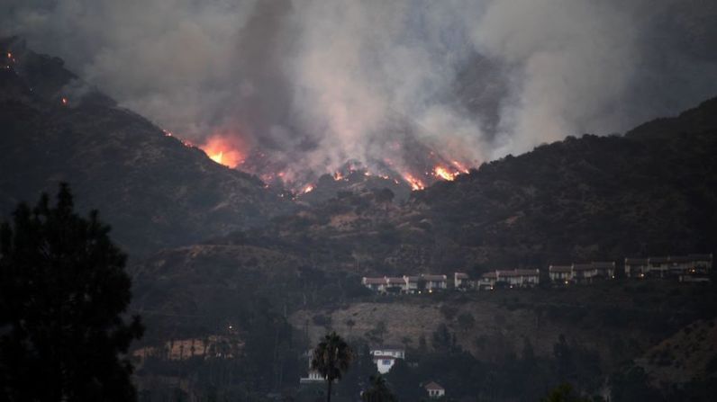 El alcalde de Los Ángeles, Eric Garcetti, firmó el sábado una declaración de emergencia local que instruye a todas las agencias a "tomar todos los pasos necesarios para proteger la vida y las propiedades en el área" afectada por el que ahora es el mayor incendio nunca antes visto en la ciudad.