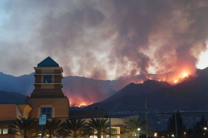 "El incendio del Cañón de La Tuna es una emergencia que requiere todos los recursos disponibles para proteger a nuestros residentes y mantener nuestros hogares y otras estructuras lejos del peligro", dijo Garcetti en un comunicado.