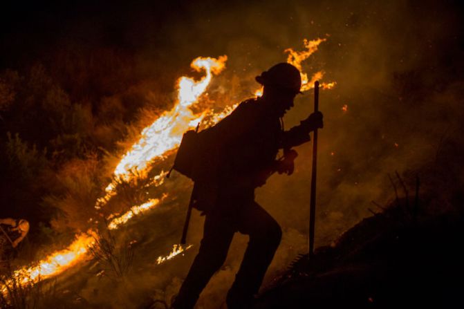 Más de 500 bomberos estaban trabajando en el incendio de Burbank el sábado, dijo en conferencia de prensa el jefe del Departamento de Bomberos de Los Ángeles, Ralph Terrazas.