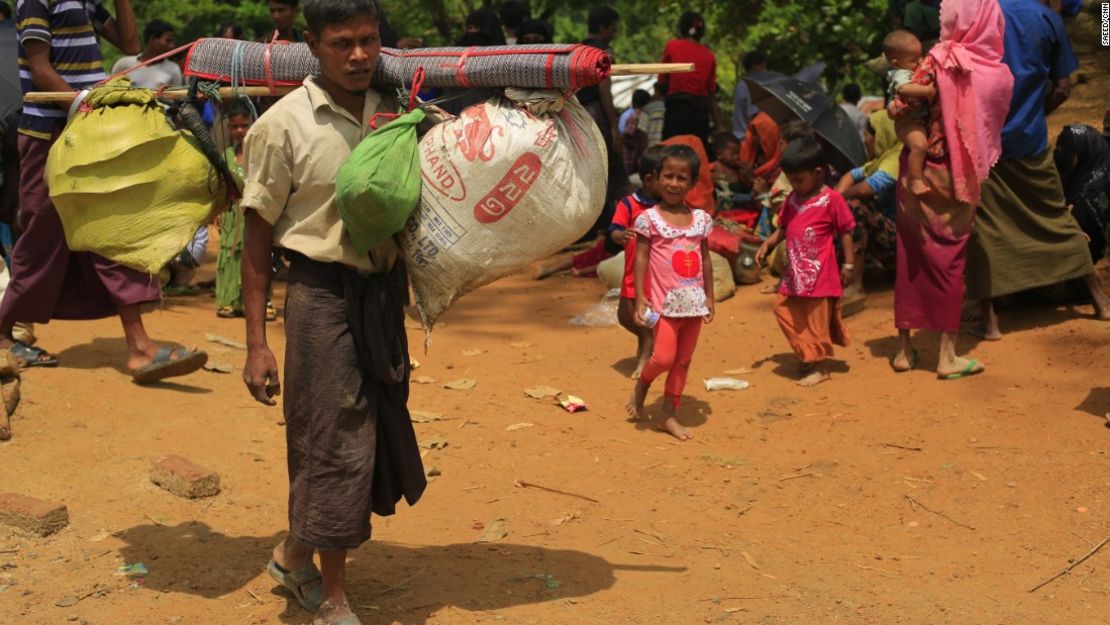 Un hombre rohinyá, llevando encima todo lo que pudo sacar de sus hogar en Rakine, camina rumbo al irregular campo Kutupalang en busca de refugio.