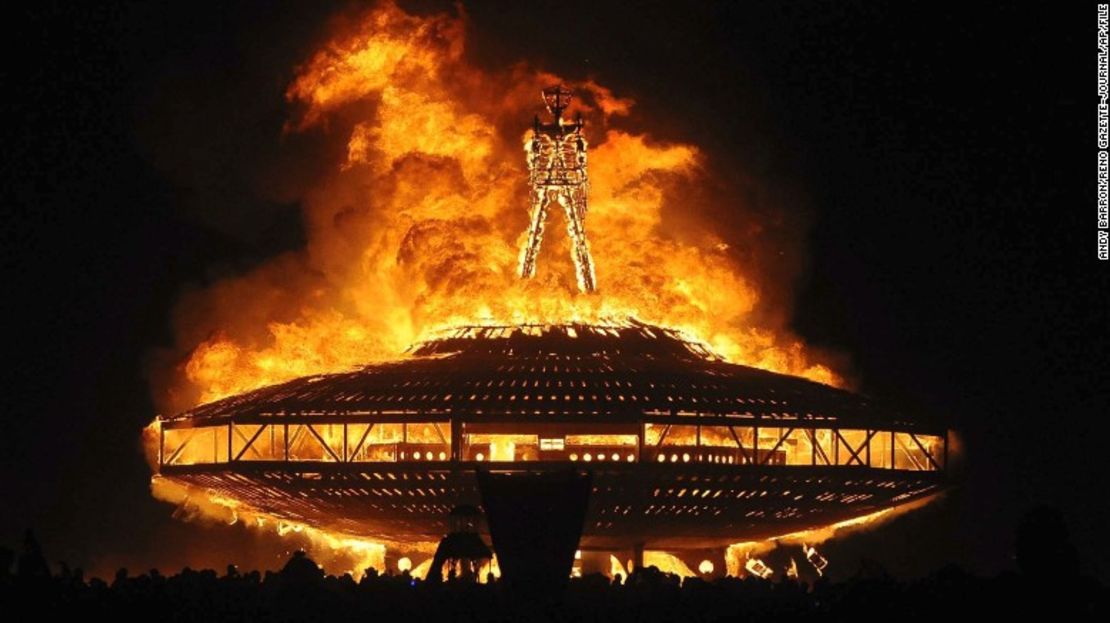 El 'Hombre' arde en llamas en el desierto de Black Rock, en el Festival del Hombre en Llamas del 2013.