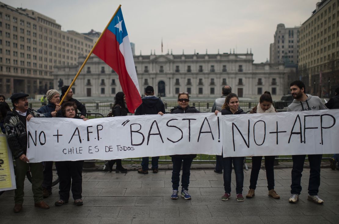 Trabajadores chilenos protestan contra el sistema de Administradoras de Fondos de Pensiones (AFP) en Santiago en 2016.