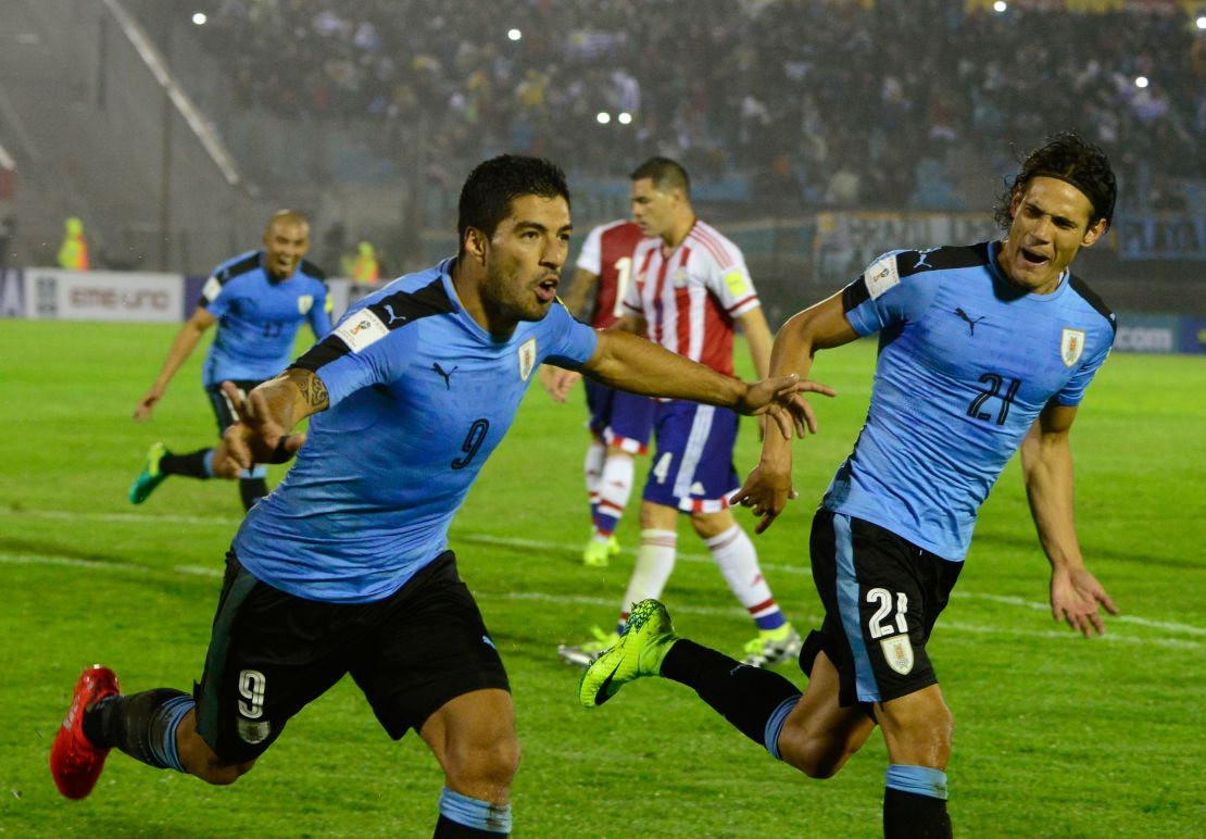 Luis Suárez celebra tras convertirle un gol a Paraguay en el partido de la primera ronda de eliminatorias a Rusia 2018.