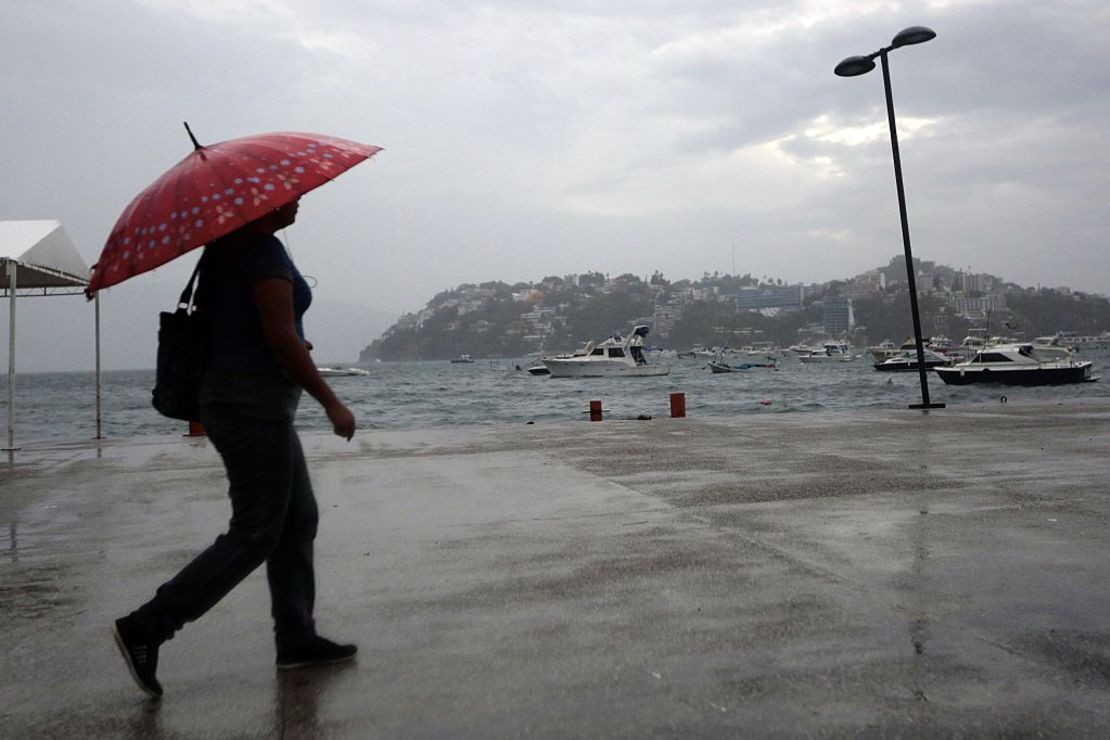 Imagen de archivo. Una mujer camina bajo la lluvia durante el paso de la tormenta tropical Marty en Acapulco, Guerrero, el 29 de septiembre de 2015.