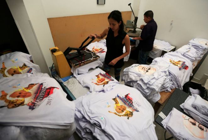 Comerciantes de Bogotá estampan decenas de camisetas con la imagen del papa.