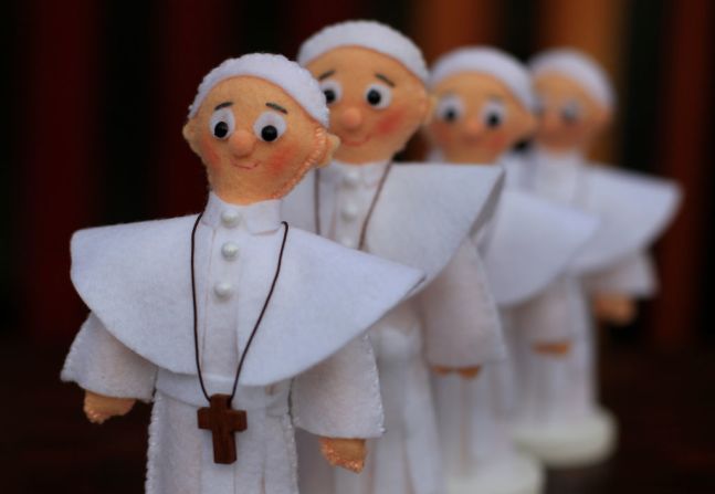 El comercio en Colombia se activó gracias a la visita del papa. En esta imagen aparecen muñecos miniatura de Francisco en un almacén de Bogotá.