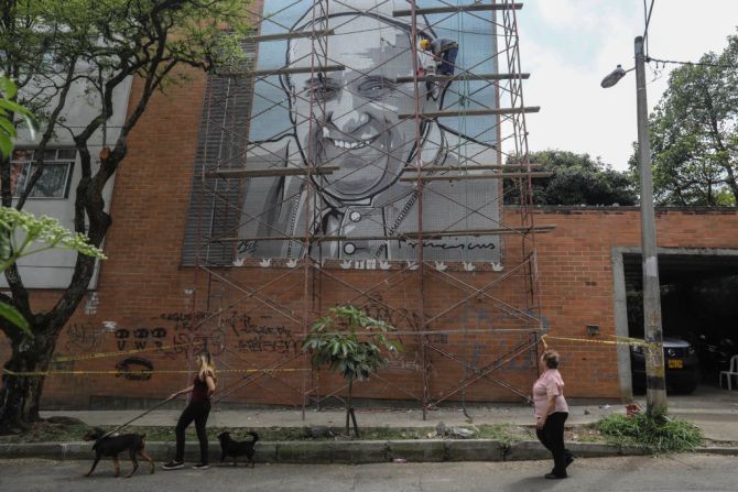 Un hombre trabaja en un mural de 50 metros cuadrados en la casa San José Foster, uno de los lugares a los que irá el papa durante su visita a Medellín. SARMIENTO.