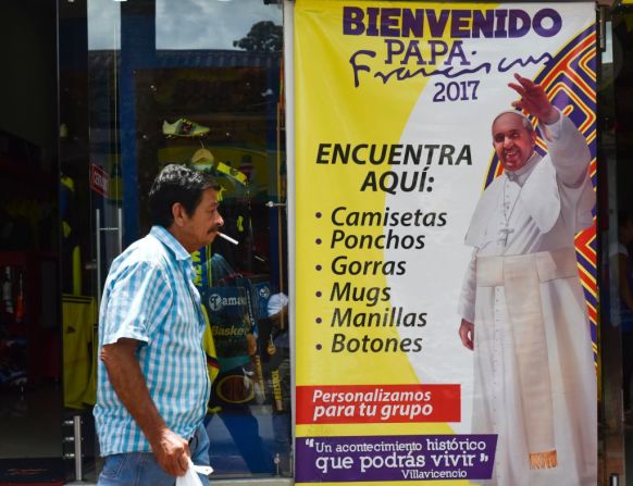 Un almacén de Villavicencio vende productos como camisetas, ponches, gorras, mugs, manillas y botones alusivos al papa Francisco.