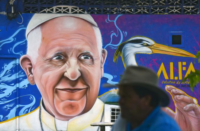 En esta imagen aparece un mural del papa Francisco en una pared de Villavicencio. En esa ciudad el papa estará el viernes 8 de septiembre donde oficiará una misa y presidirá el Gran Encuentro de Oración por la Reconciliación Nacional donde participarán víctimas y excombatientes del conflicto.