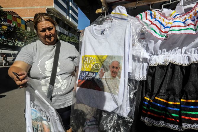 En Medellín, donde esta mujer vende camisetas con la cara de Francisco, el pontífice estará el sábado 9 de septiembre y a las 10:00 a.m. oficiará una misa en el aeropuerto Olaya Herrera.