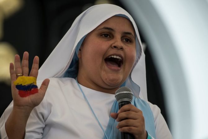 La hermana María Valentina de Los Ángeles, de la congregación de las Comunicadoras Eucarísticas del Padre Celestial, es reconocida en el país por ser la ‘monja rapera’. Vestida con su túnica y tenis, le cantará al papa la canción ‘Demos el primer paso’.