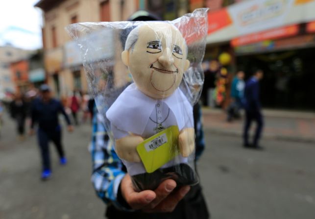 Mercancía de cualquier tipo del papa —como estos muñecos— invaden las calles de las ciudades donde estará Francisco en su visita.