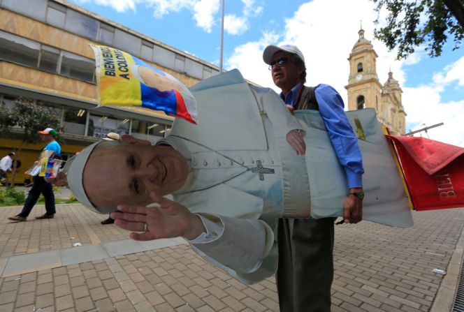 Desde el 7 de septiembre el papa iniciará las actividades de su visita oficial al país. A las 9 a.m. de ese día dará su primer saludo a los colombianos desde la Plaza de Armas de la Casa de Nariño, donde se reunirá con el presidente Juan Manuel Santos.