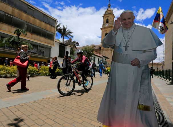 Un ‘papa’ de tamaño real se posa sobre las calles del centro de Bogotá. Se espera que unos 23.000 extranjeros lleguen a Colombia para ver al papa.