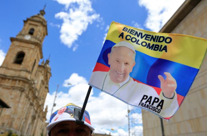 En pleno centro de Bogotá, muy cerca de la Catedral Primada, un vendedor ambulante promociona banderas de Colombia con la imagen del papa en ella y la frase “Bienvenido a Colombia”. El pontífice visitará cuatro ciudades del país entre el 6 y el 10 de septiembre de 2017.