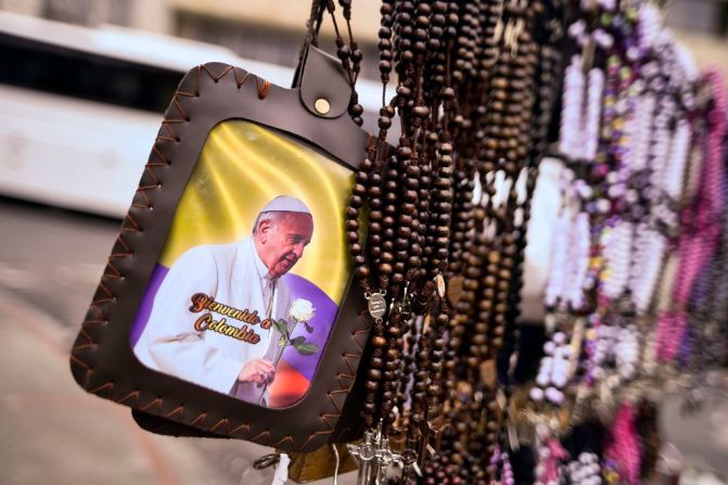 El papa Francisco —cuya imagen aparece en este rosario junto a la bandera de Colombia— llegará al país “en búsqueda de la reconciliación y la paz”, según dijo en su cuenta de Twitter antes de partir de Roma. Se espera que la visita del papa deje ganancias por hasta 30 millones de dólares.