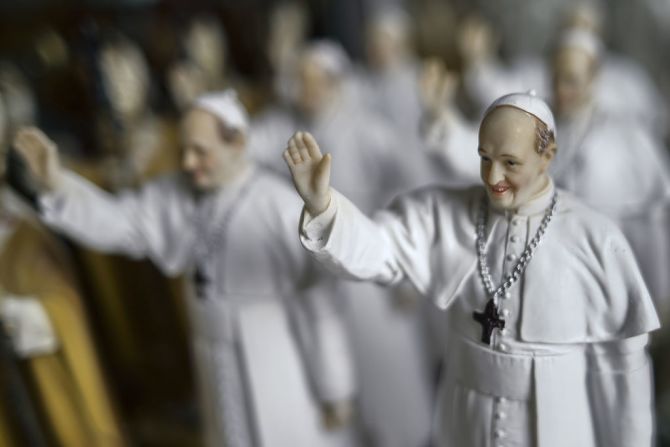 Estatuas miniaturas del papa Francisco son algunos de los artículos listos para la venta por la llegada del papa a Bogotá. El pontífice llegará a Bogotá en horas de la tarde del 6 de septiembre y pasará la noche en la Conferencia Episcopal en la capital colombiana.