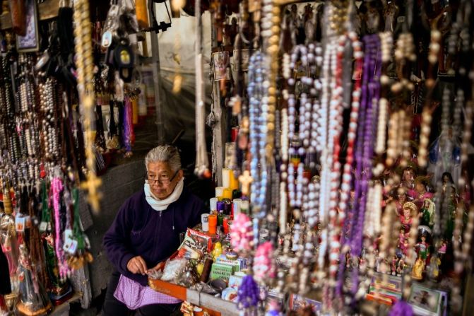 La papamanía se tomó a Colombia pocos días antes de que Francisco llegue al país en una visita apostólica de cinco días. En esta imagen aparece una mujer vendiendo rosarios y otros artículos religiosos en Bogotá.