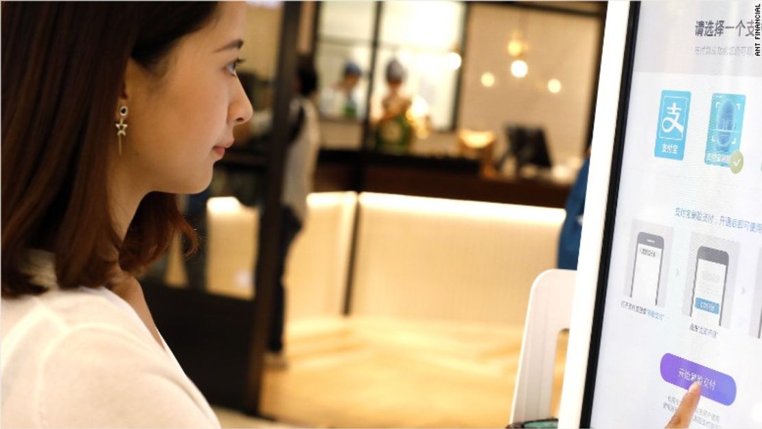 Los comensales en el restaurante, una franquicia de KFC en China conocida como KPro, pueden hacer su pedido en una terminal montada en la pared, que luego escanea su cara.