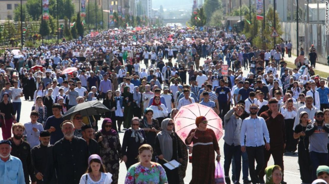 Residentes locales asisten a una protesta masiva en Grozny, capital de la provincia rusa de Chechenia.