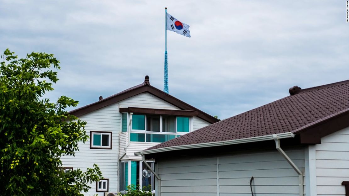 En Taesung, también conocido como "Pueblo de la Libertad", las casas se construyen con paredes extragruesas debido al sonido incesante de la propaganda.