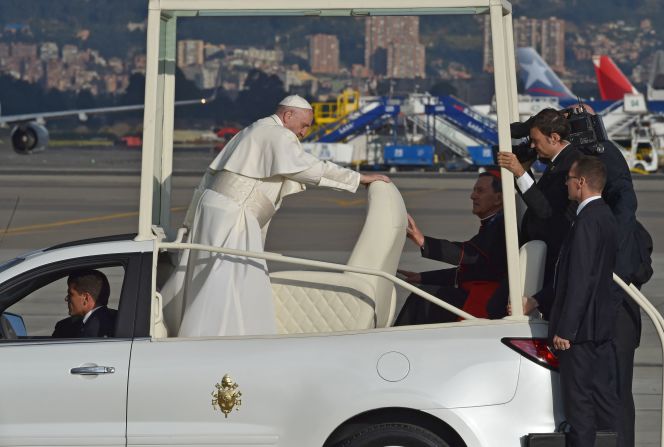 El papa Francisco ajusta su silla antes de partir en el recorrido del papamóvil por Bogotá.
