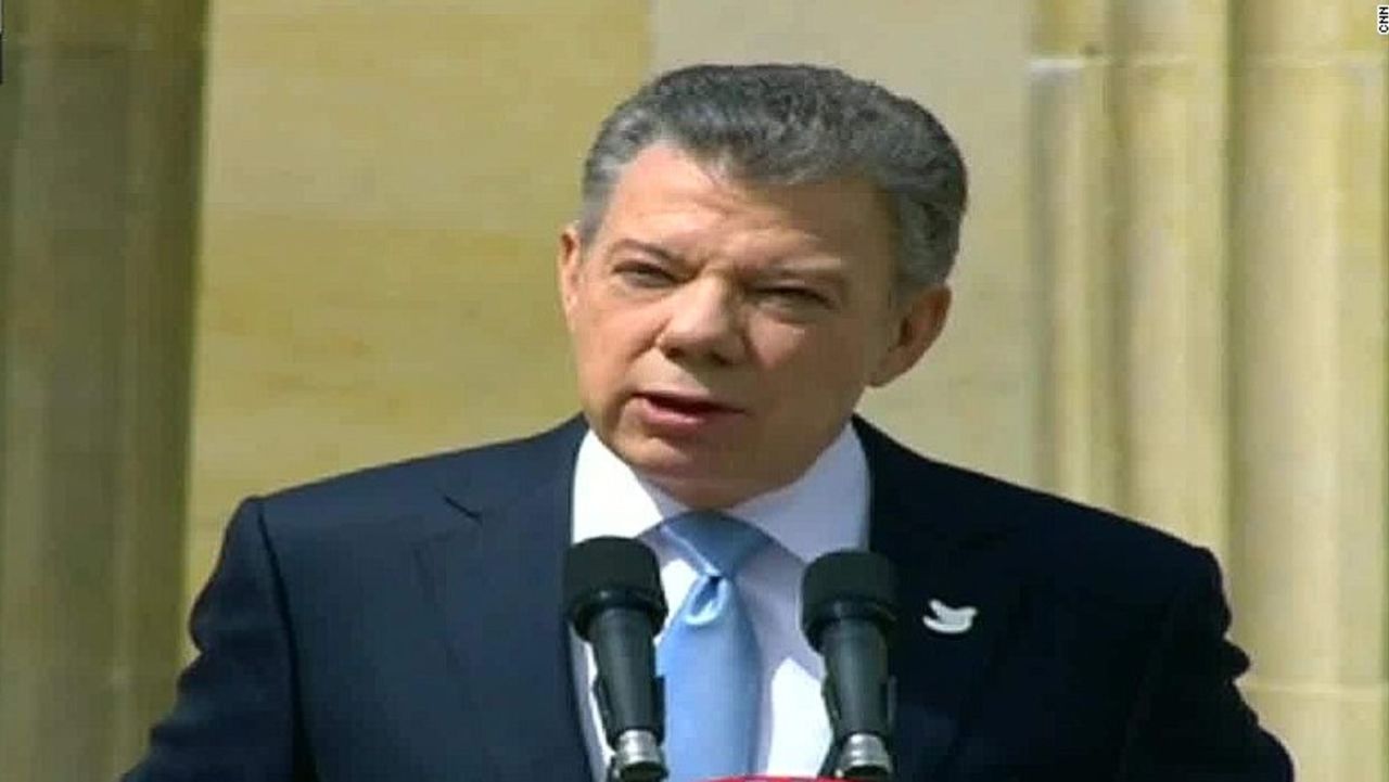 CNNE 446896 - 170907094826-cnnee-sot-juan-manuel-santos-bienvenida-al-papa-a-colombia-gracias-00031717-overlay-tease