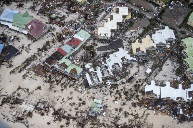 Una imagen aérea muestra el daño del huracán Irma en la parte holandesa de la isla de San Martín. Recorre la siguiente galería para ver los estragos que dejó el paso del poderoso ciclón en esa y otras islas del Caribe.