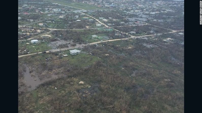 Foto desde al aire de Barbuda el jueves muestra la devastación de Irma.