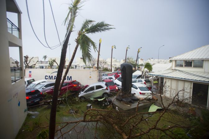 Autos apilados por el paso de Irma en Marigot, San Martín.