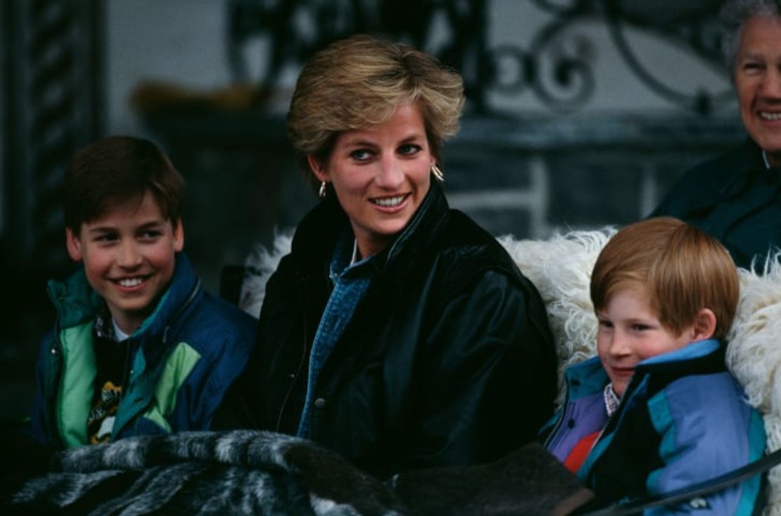 Diana en unas vacaciones de esquí con sus dos hijos, William (izquierda) y Harry (derecha) en 1993.