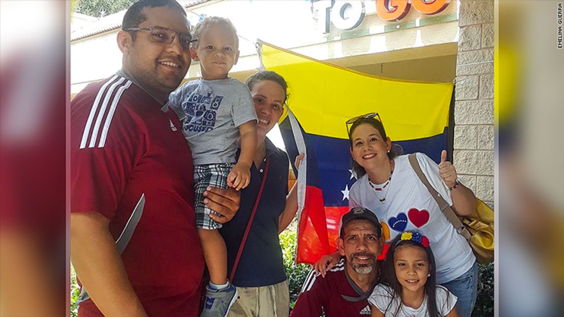 Las hermanas Emelina y Rosimer Guerra, junto con sus esposos e hijos.