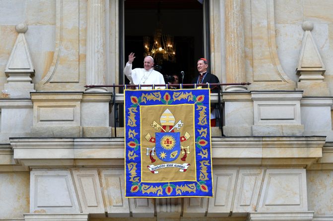 Francisco saluda desde el Palacio Cardenalicio a los feligreses el jueves 7 de septiembre.