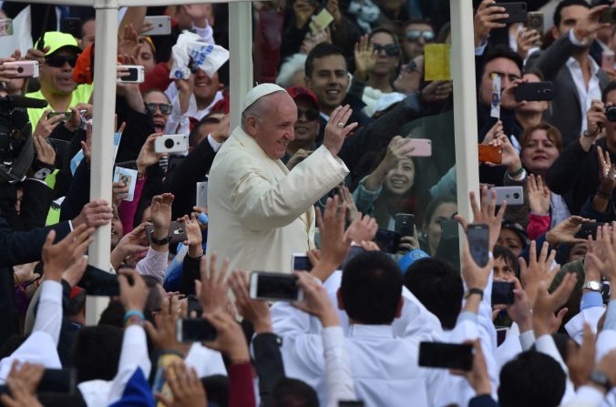 Francisco saluda a la multitud en el parque Simón Bolívar antes de la misa a la que asistieron más de un millón de personas.