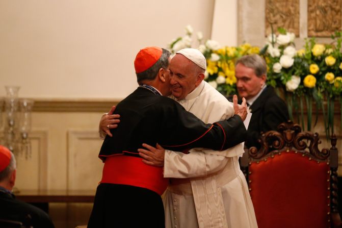 Francisco abraza al arzobispo de Bogotá Rubén Darío Salazar en el encuentro con la Conferencia Episcopal Latinoamericana.