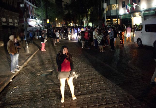 Una mujer sale a la calle el centro de Ciudad de México salen a la calle tras el sismo.