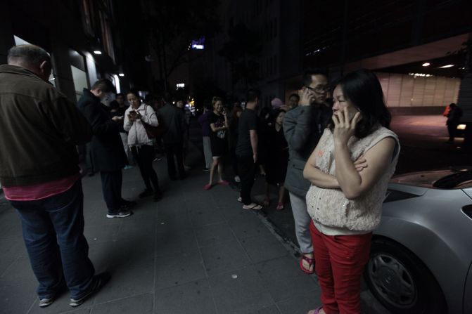 Huéspedes de un hotel en el centro de Ciudad de México salen a la calle tras el sismo.