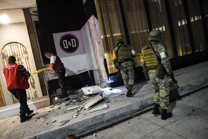 Miembros del Ejército de México inspeccionan los daños causados por el sismo en Veracruz.