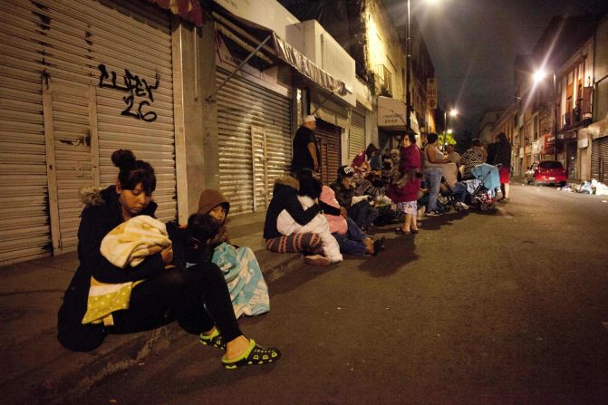 El fuerte sismo sorprendió a los mexicanos en la mitad de la noche. Las calles de Ciudad de México se llenaron a la medianoche con habitantes aterrorizados que salieron de sus casas. Mira esta galería para ver los daños y el terror que dejó el sismo en México.