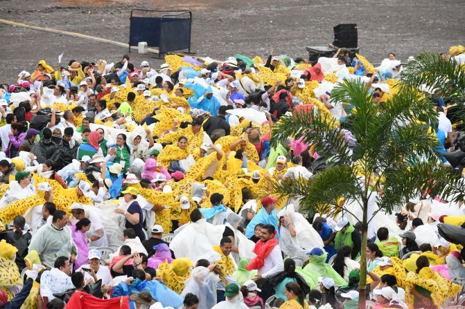 Fieles católicos esperan en Villavicencio (Colombia) por la llegada del papa Francisco. En esa ciudad de 505.000 habitantes, el papa tendrá una de las agendas más apretadas e importantes de su visita a Colombia.