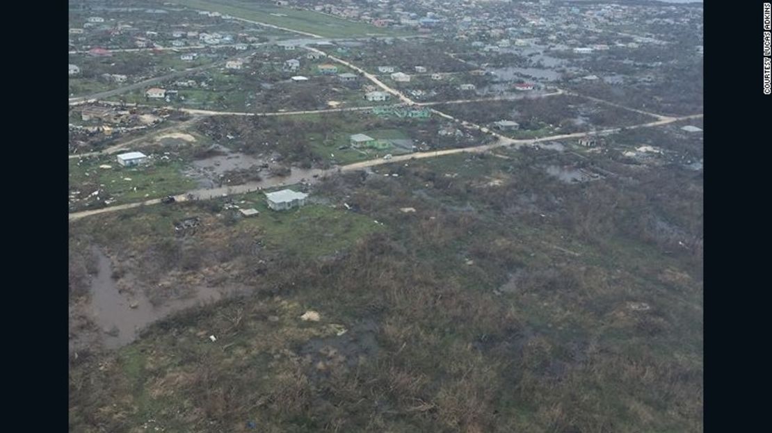 Una foto aérea muestra la devastación causada por el huracán Irma en Barbuda, este jueves 7 de septiembre.