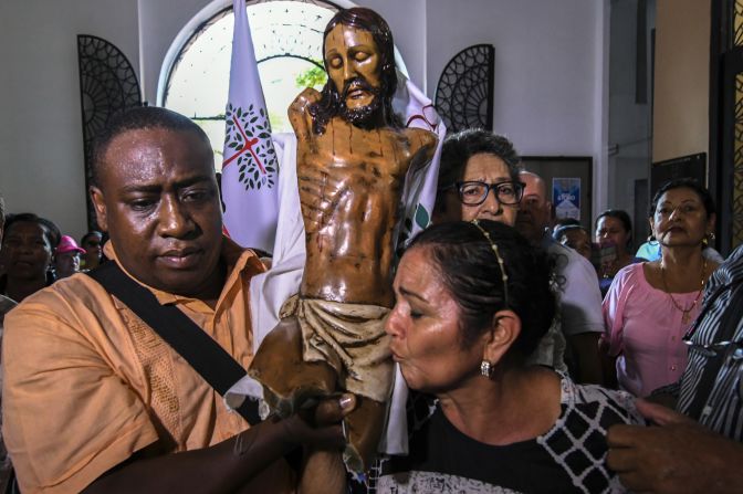 Fieles adoran la figura del Cristo Mutilado de Bojayá en la Catedral de Villavicencio, segunda ciudad que visita el papa Francisco en Colombia. Bojayá (Chocó) es uno de los lugares más representativos del conflicto armado colombiano.