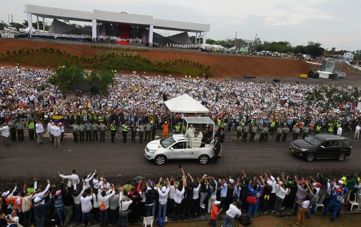 El papa Francisco recorre en el Papamóvil las calles de Villavicencio (Colombia), en el marco de su visita al país suramericano.