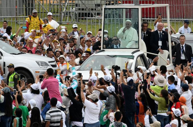 El papa Francisco saluda desde el Papamóvil al público congregado a lado y lado de la calle en Villavicencio (Colombia), antes de la misa campal en el predio de Catama. Francisco está en una visita a Colombia que terminará el 11 de septiembre.